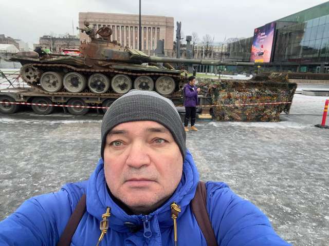 Уральський самостійник Андрєй Романов перед знищеним російським танком у Гельсинкі