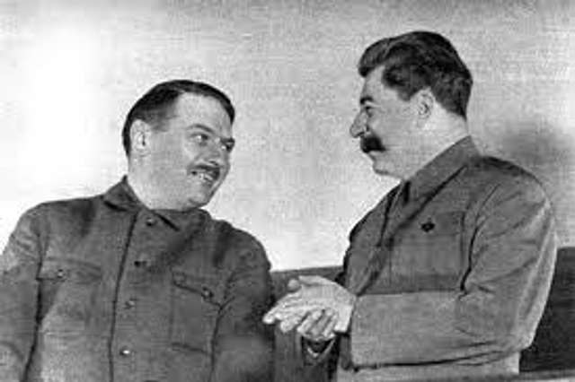 Жданов і Сталін насміхаються з блокадників