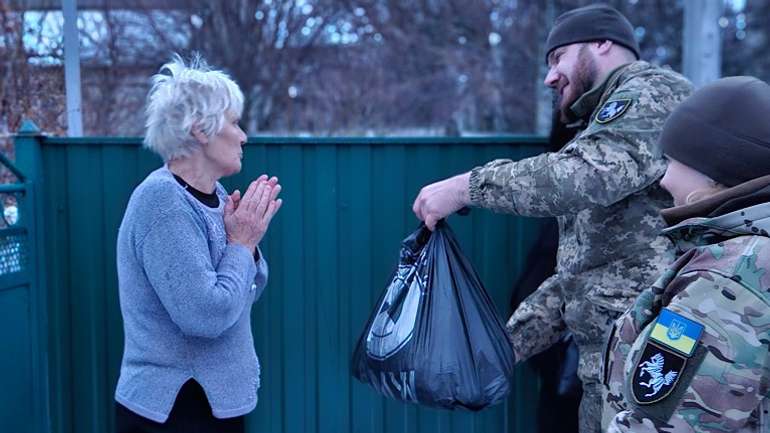 «Волонтери на броньованих конях» завітали з подарунками до прифронтових сіл на Сході