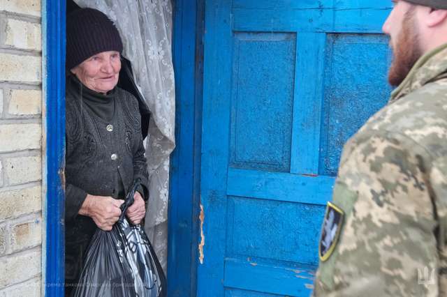«Волонтери на броньованих конях» завітали з подарунками до прифронтових сіл на Сході_1