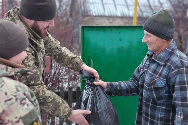 «Волонтери на броньованих конях» завітали з подарунками до прифронтових сіл на Сході_5
