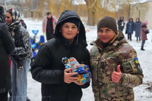 «Волонтери на броньованих конях» завітали з подарунками до прифронтових сіл на Сході_3
