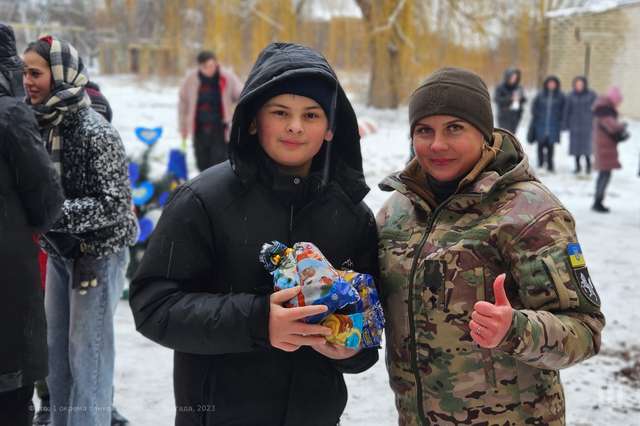 «Волонтери на броньованих конях» завітали з подарунками до прифронтових сіл на Сході_4