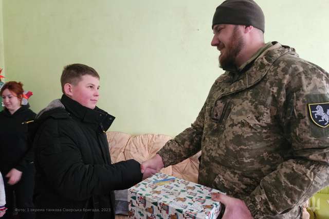 «Волонтери на броньованих конях» завітали з подарунками до прифронтових сіл на Сході_9