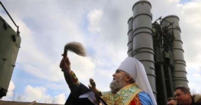 Московський чорт у рясі освячує комплекс «Сатана»