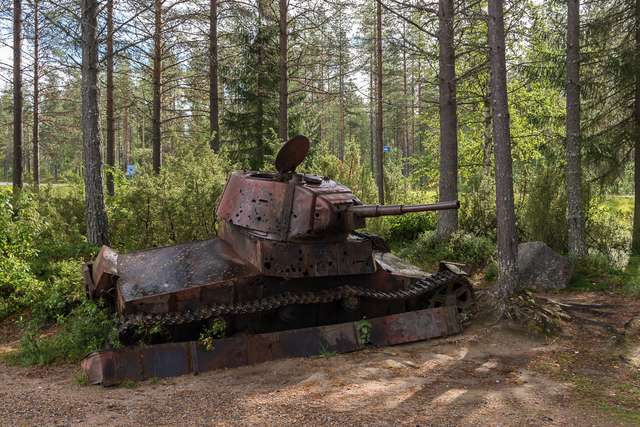 Совєцький танк неподалік передових шанців на березі річки Пурас (літо 2021-го)