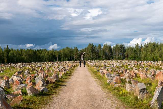 Меморіальний комплекс на честь полеглих фінських воїнів і українська Оранта (літо 2021-го)