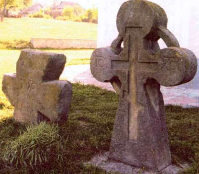 Кам’яний хрест біля Іллінської церкви у Суботові Черкаської області