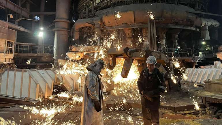 Сталеві металурги Запоріжжя працюють навіть під час російських бомбардувань