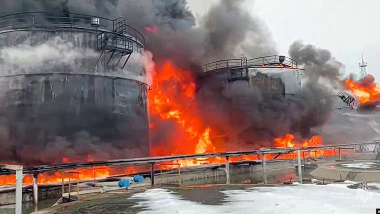 Удари по нафтовій інфраструктурі московії — це частина партизанської тактики України