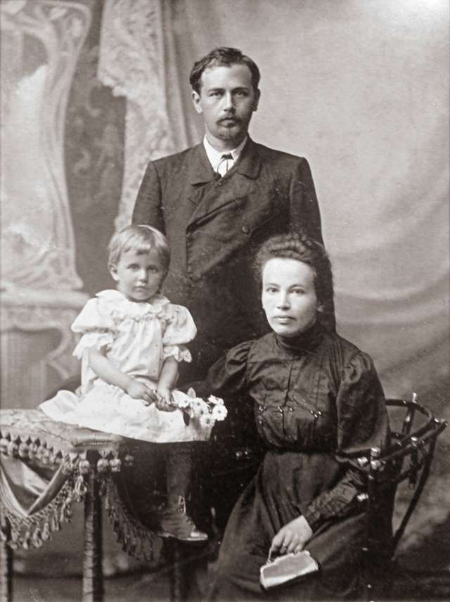 Микола Леонтович з дружиною Клавдією та донькою Галиною / Вінницький обласний краєзнавчий музей