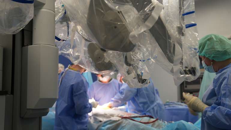 У Львові провели першу в Україні операцію на серці із застосуванням робота Da Vinci