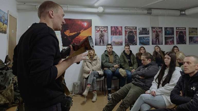 У Кременчуці фронтовики вчать містян давати відсіч окупантам