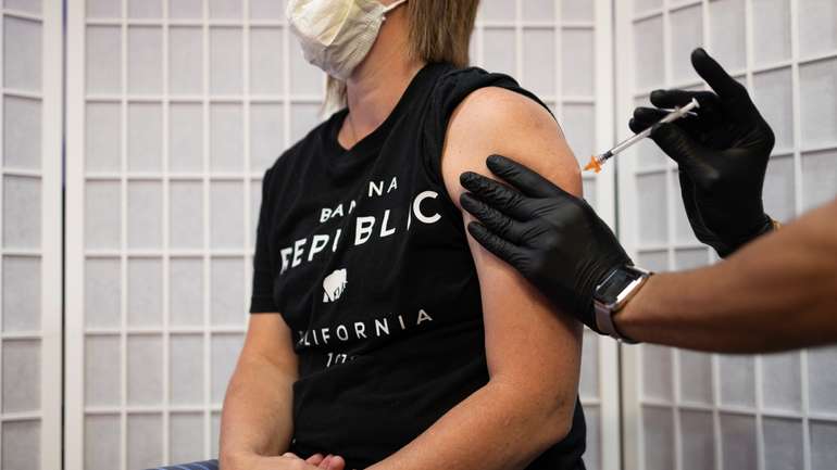 Вчені виявили ряд побічних наслідків вакцинації проти коронавірусу