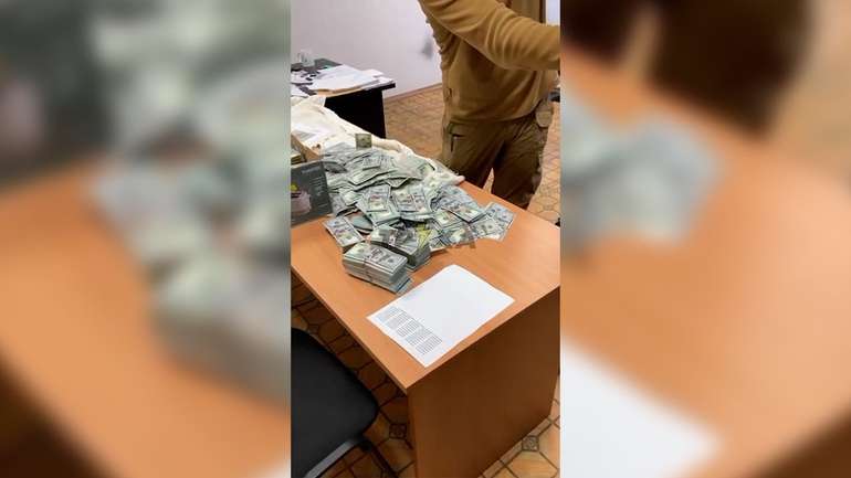 Під час обшуків у голови Чернігівської ВЛК виявили майже 1 мільйон доларів США