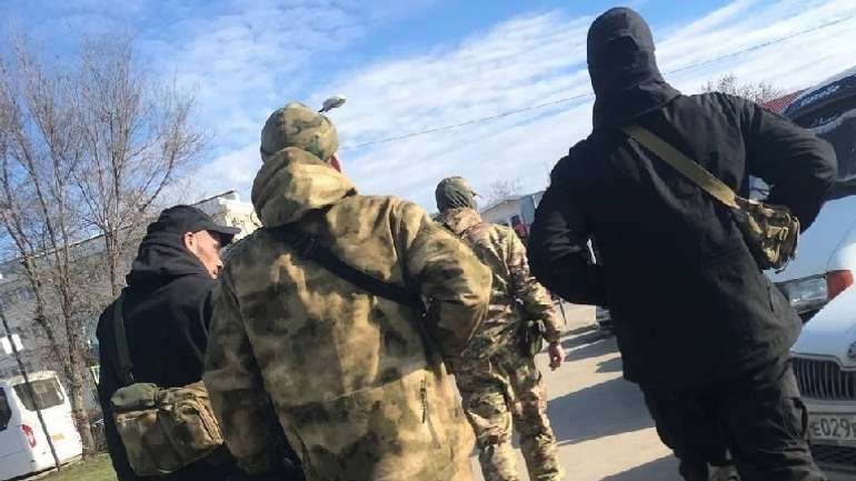 Росіяни відновили полювання на українських чоловіків в окупованих містах
