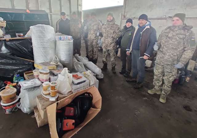 Мешканці Градизька передали гумвантаж нашим захисникам_5
