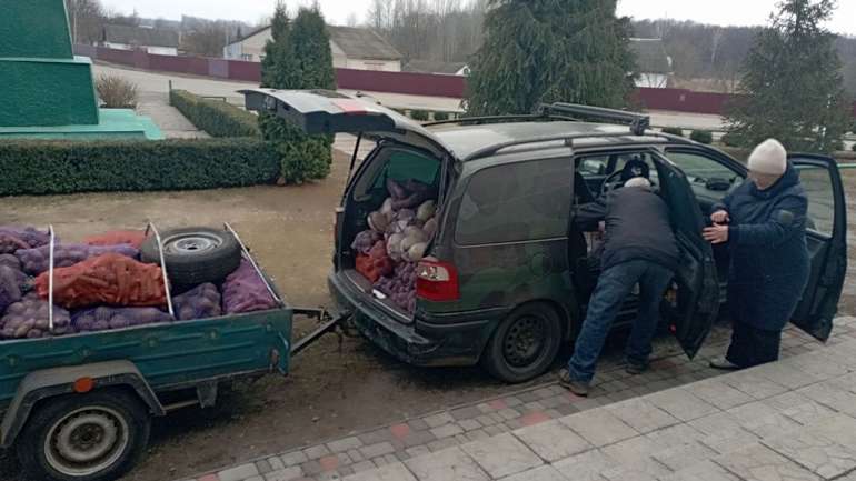 Селяни Полтавщини допомагають захисникам, поки влада краде