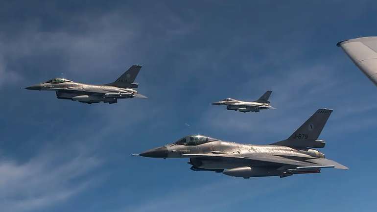 Українські пілоти будуть готові літати на F-16 у липні