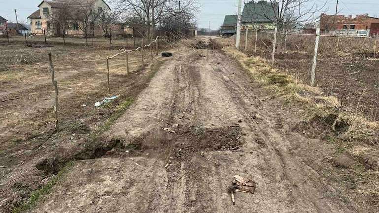 Нова «оборона» Гадяча: асфальту нема, так хоч барикади звели