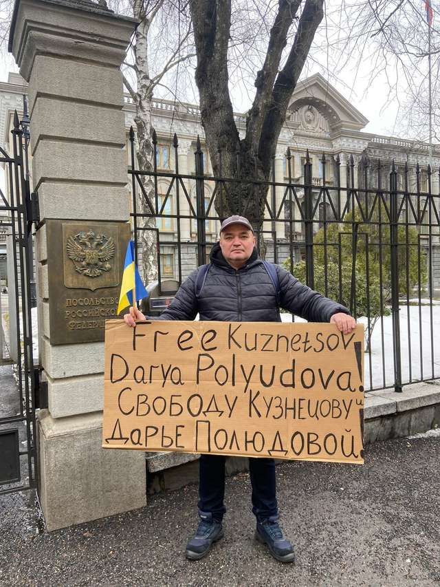 Андрє Романов протестує проти вироку Ігорю Кузнєцову перед посольством РФ у Гельсинкі