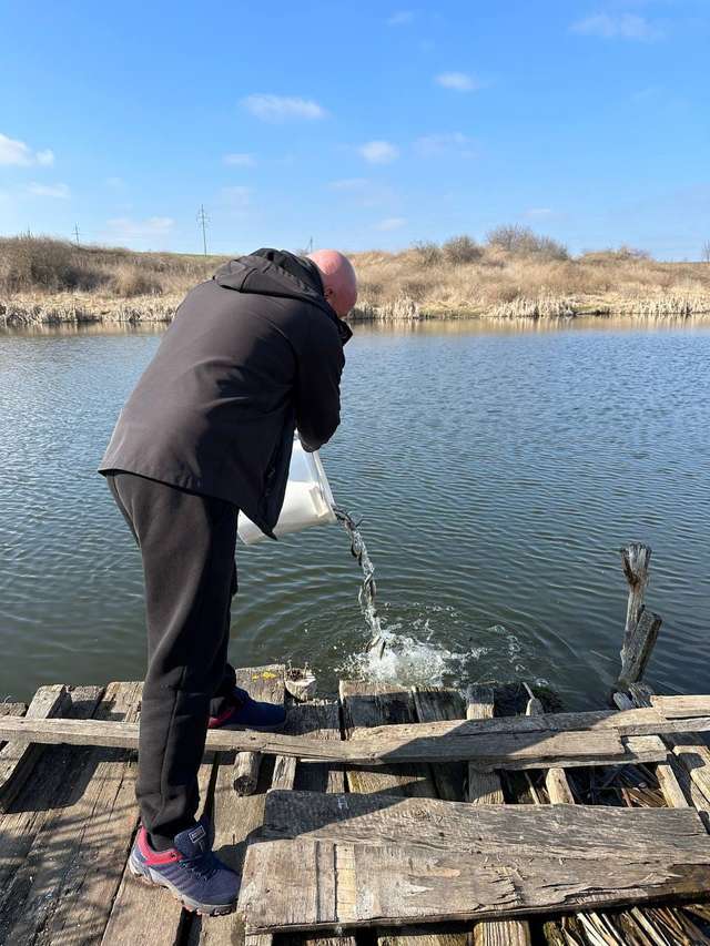 Поки одні мешканці Полтавщини займаються браконьєрством, інші зарибнюють водойми_1