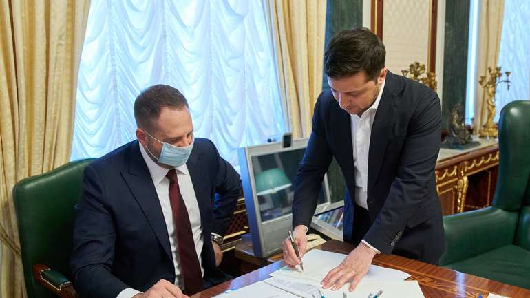 Зеленський звільнив Андрія Смирнова та Олексія Дніпрова з Офісу президента