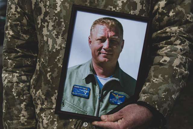 Миргород провів в останню дорогу бойового пілота Дмитра Фішера_3