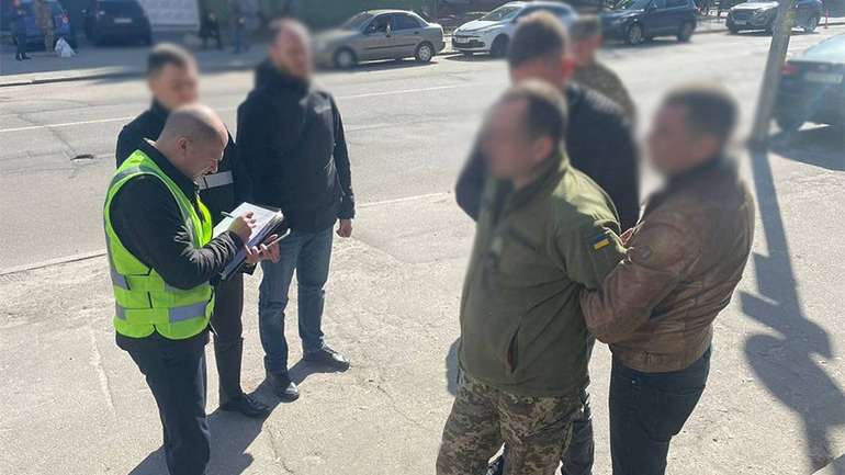 У Києві на хабарі затримали посадовця військкомату