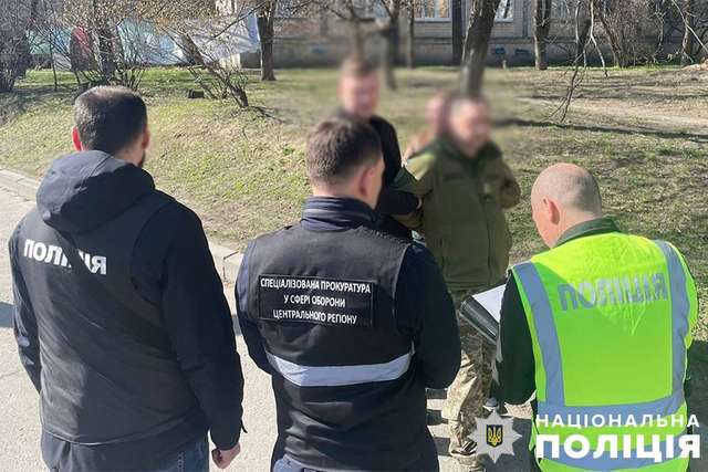 У Києві на хабарі затримали посадовця військкомату_2