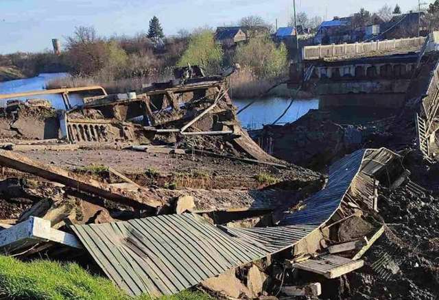 Наслідки авіаудару московитів по мосту у Гуляйполі (1 квітня 2024 року)