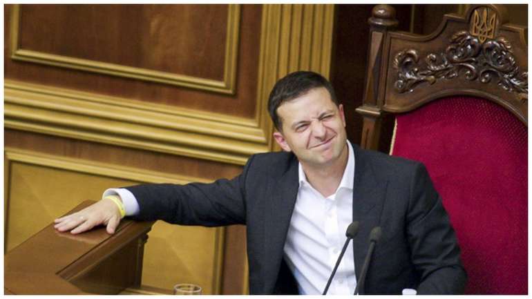 Президент усунувся. Бо ж він хороший, не має права бруднитись об непопулярні рішення.