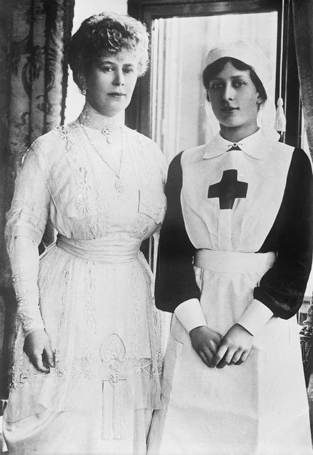 Принцеса Мері (справа) з матір'ю королевою Марією під час Першої світової війни
