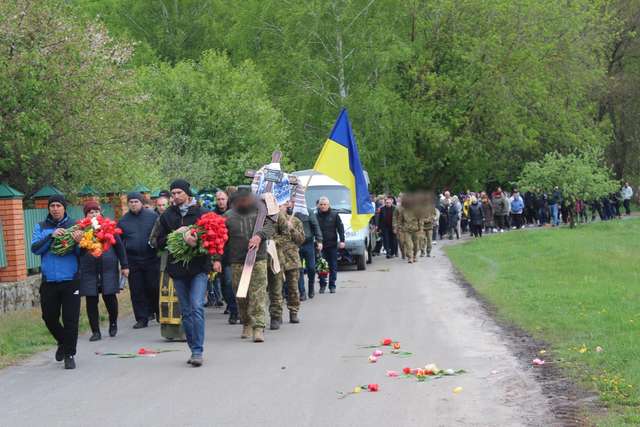 «Живим коридором» у Зінькові провели в останню дорогу нацгвардійця Петра Сергу_1
