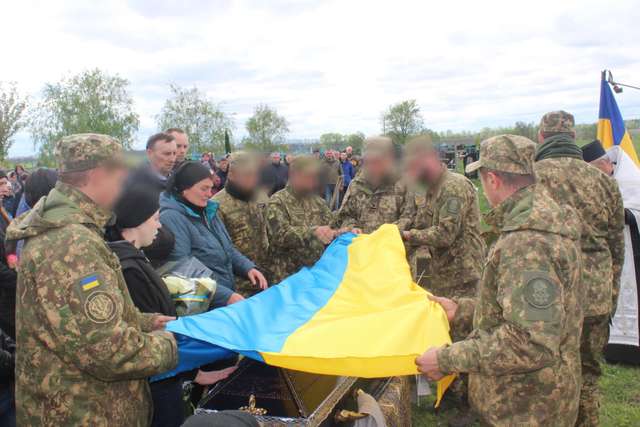 «Живим коридором» у Зінькові провели в останню дорогу нацгвардійця Петра Сергу_3