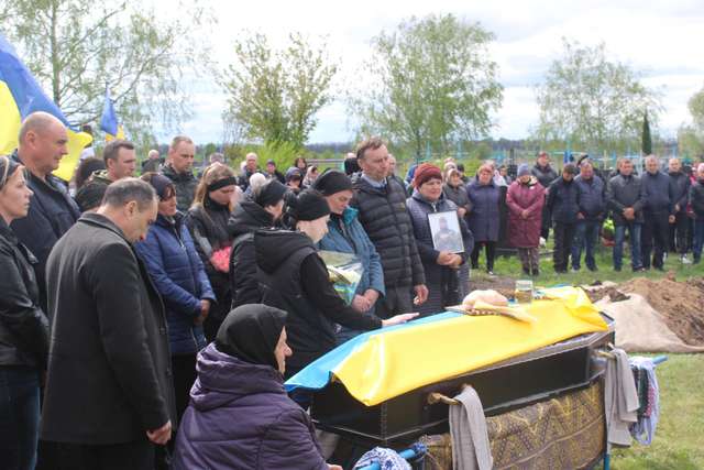 «Живим коридором» у Зінькові провели в останню дорогу нацгвардійця Петра Сергу_9