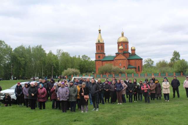 «Живим коридором» у Зінькові провели в останню дорогу нацгвардійця Петра Сергу_5
