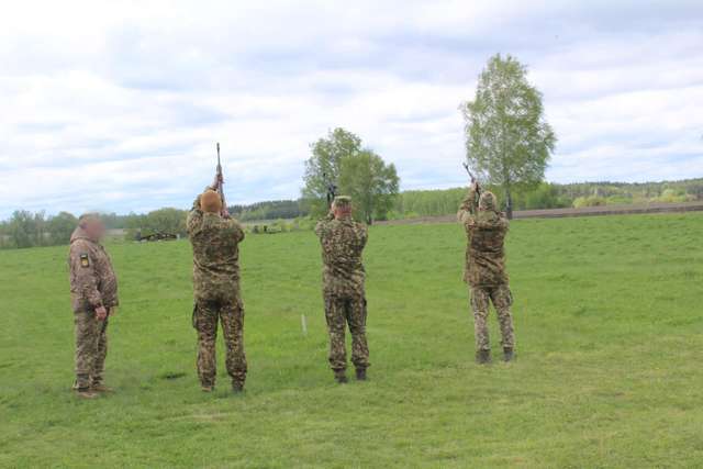 «Живим коридором» у Зінькові провели в останню дорогу нацгвардійця Петра Сергу_7