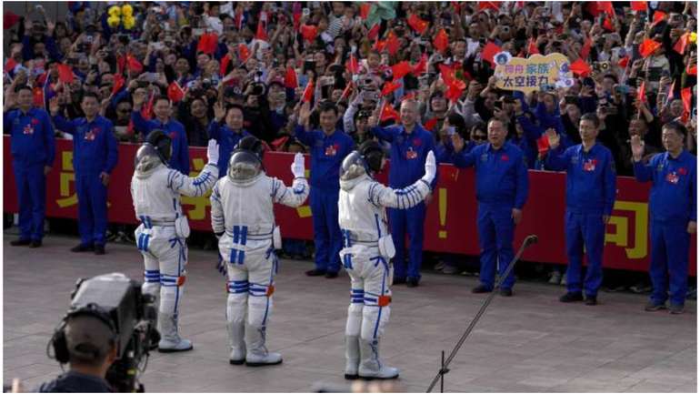 Китайські астронавти місії «Шеньчжоу-18»