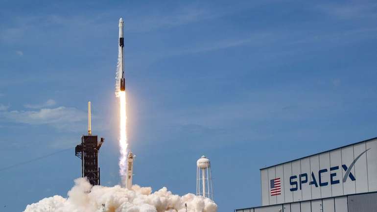 SpaceX збирає заявки охочих полетіти на Марс, МКС та Місяць