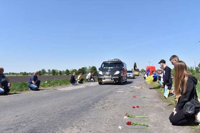 Чутяни провели в останню дорогу захисника України Євгена Рябовола_1