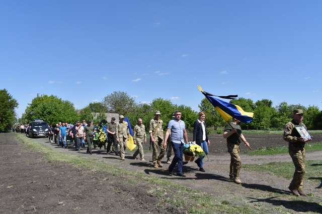 Чутяни провели в останню дорогу захисника України Євгена Рябовола_3