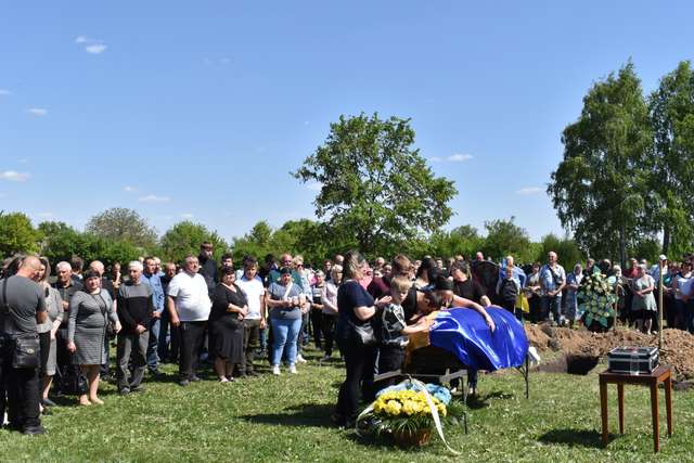 Чутяни провели в останню дорогу захисника України Євгена Рябовола_5