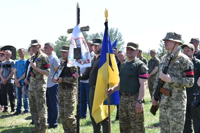 Чутяни провели в останню дорогу захисника України Євгена Рябовола_7