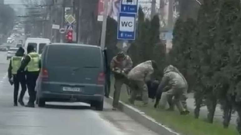 Хто паскудить честь українського мундира?