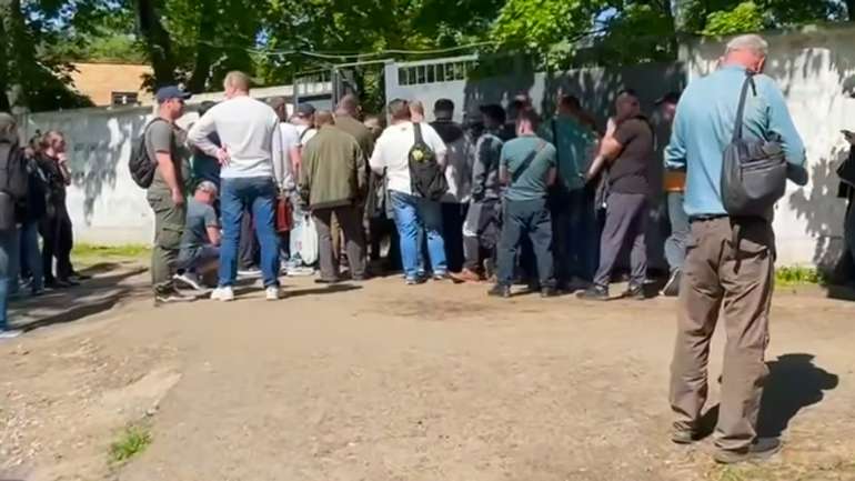 Українські чоловіки знову штурмують військкомати