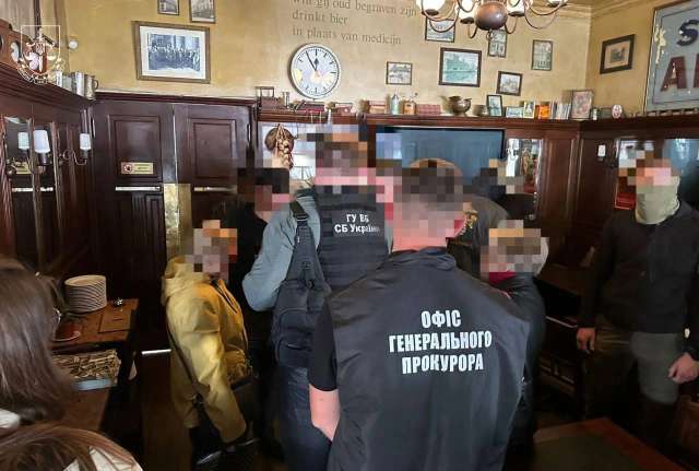 У Києві затримали чотирьох зловмисників, які пропонували полковнику СБУ $1 мільйон хабаря_5