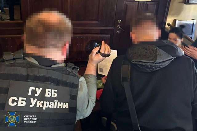 У Києві затримали чотирьох зловмисників, які пропонували полковнику СБУ $1 мільйон хабаря_11