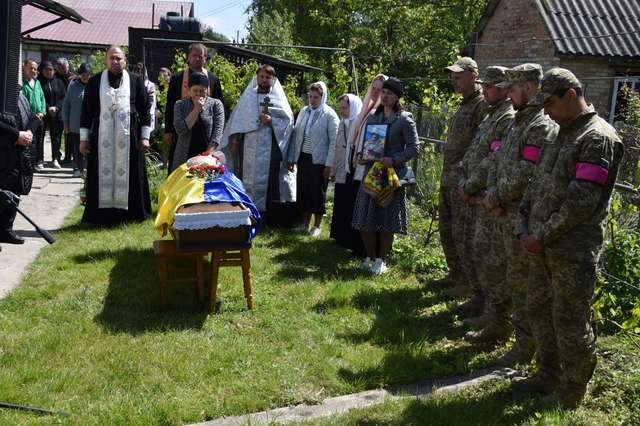 Пирятинці провели в останню дорогу свого захисника Станіслава Кирсу_3