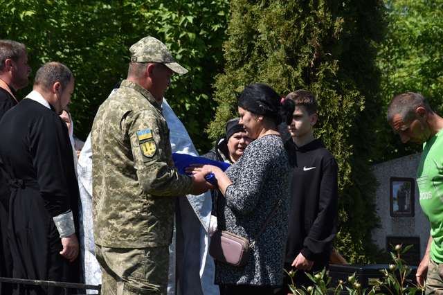 Пирятинці провели в останню дорогу свого захисника Станіслава Кирсу_5